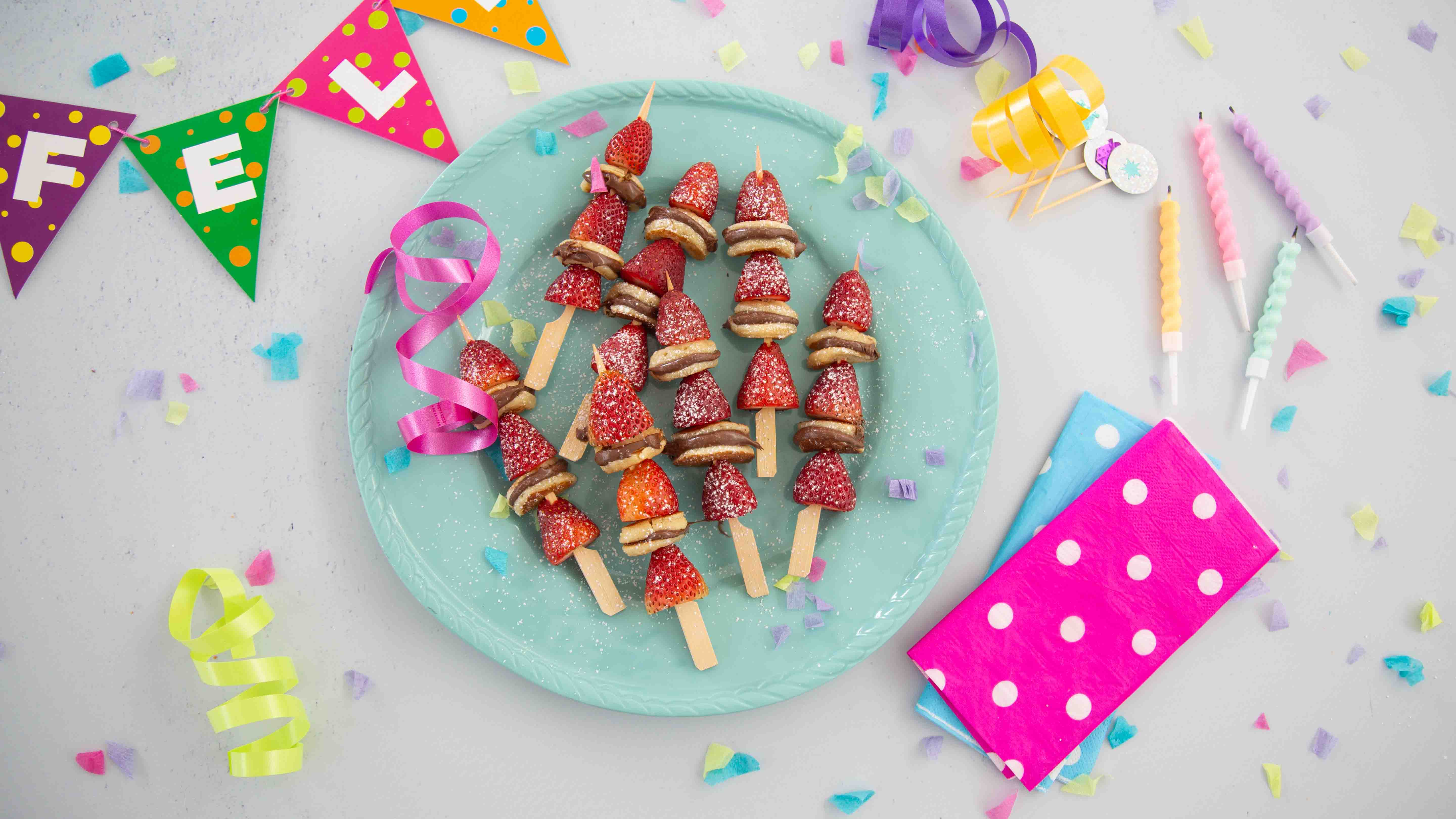 Pinchos de minipancakes con Nutella y fresas