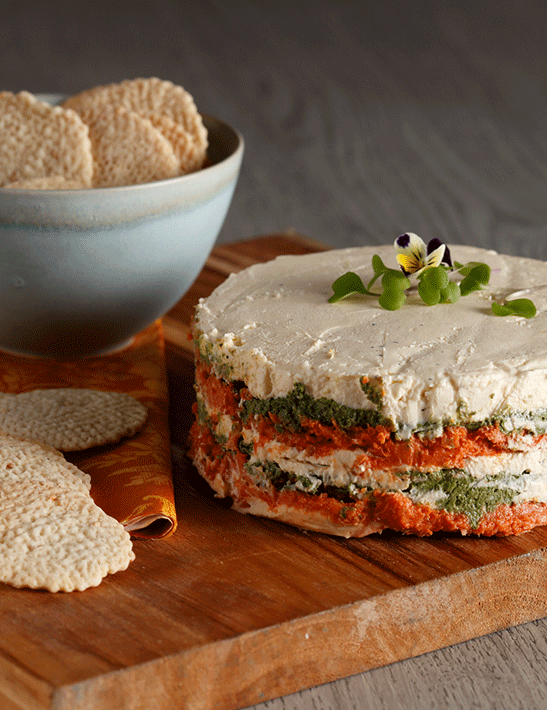 Mousse capresse de tomates secos y pesto de albahaca 