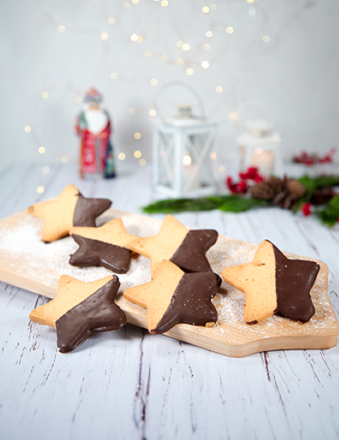 Galletas de estrella con mitad de chocolate